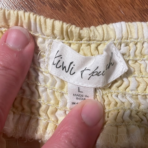 Yellow and white Hawaiian print palazzo pants. Size large. - Picture 3 of 6